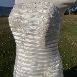 Oleg Cassini White Satin Wedding Dress with Floral Embroidery Size 8 nwt